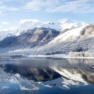Vue lac de Loudenvielle avec neige 
