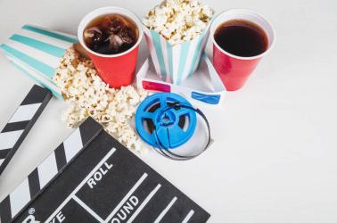 nourriture-de-cinema-bobine-de-film-et-clap
